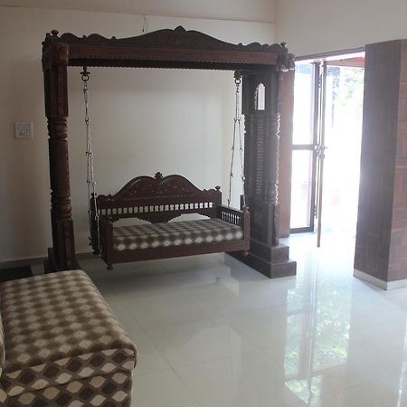 Royale Inn Vapi Exterior photo