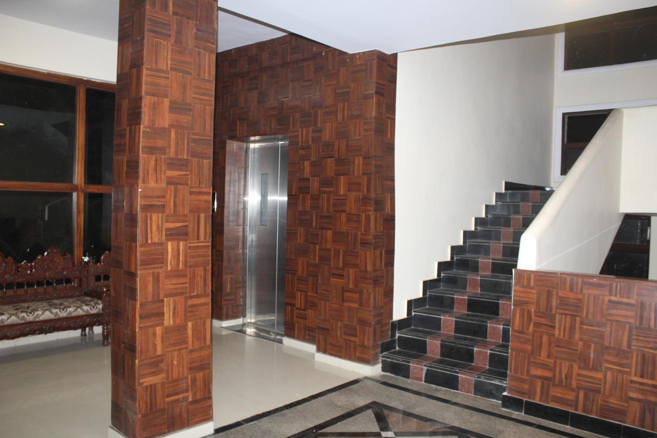 Royale Inn Vapi Exterior photo