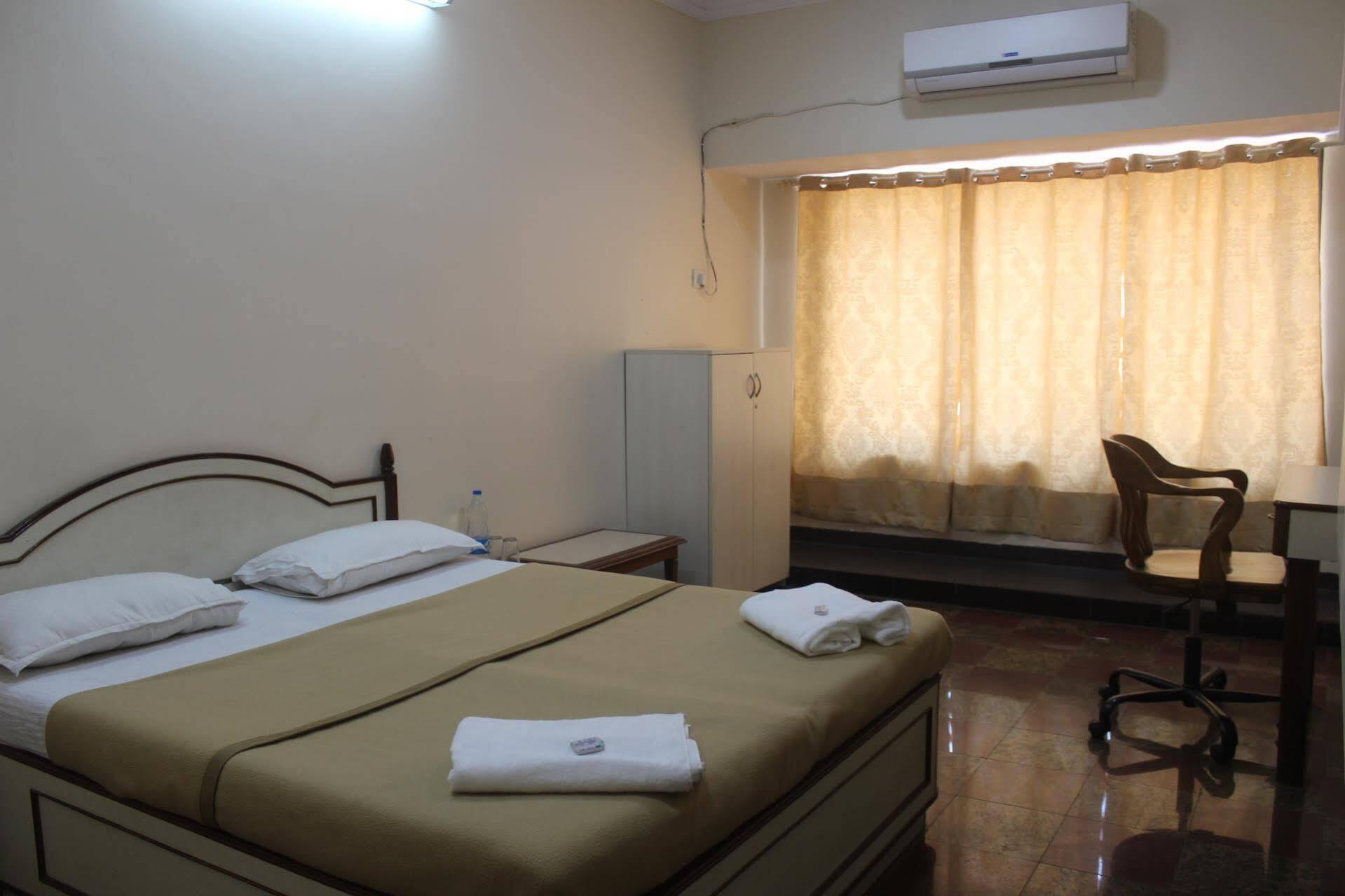 Royale Inn Vapi Exterior photo